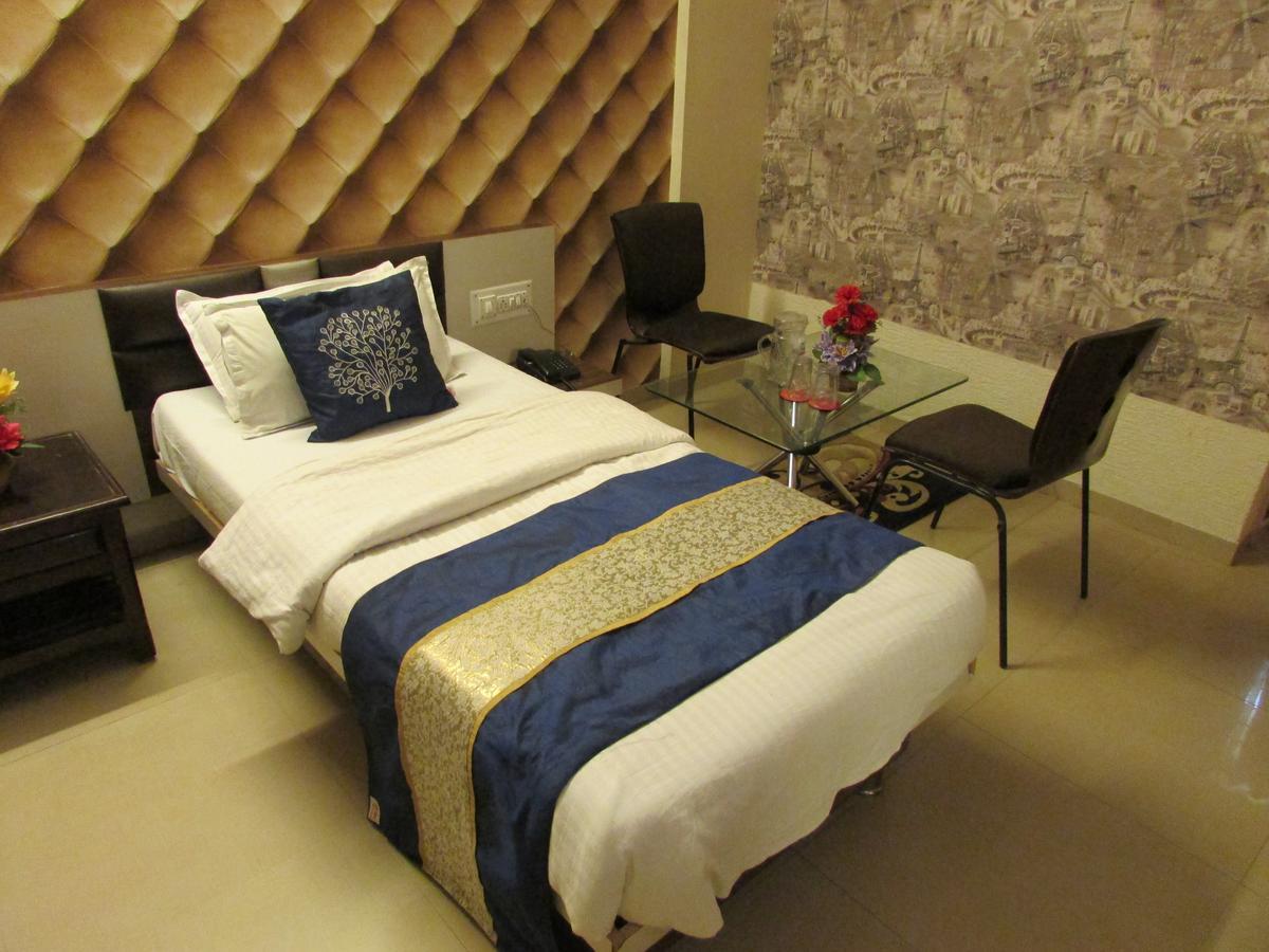 Hotel Neelkanth Residency Gandhinagar Buitenkant foto