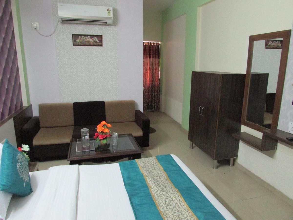Hotel Neelkanth Residency Gandhinagar Buitenkant foto