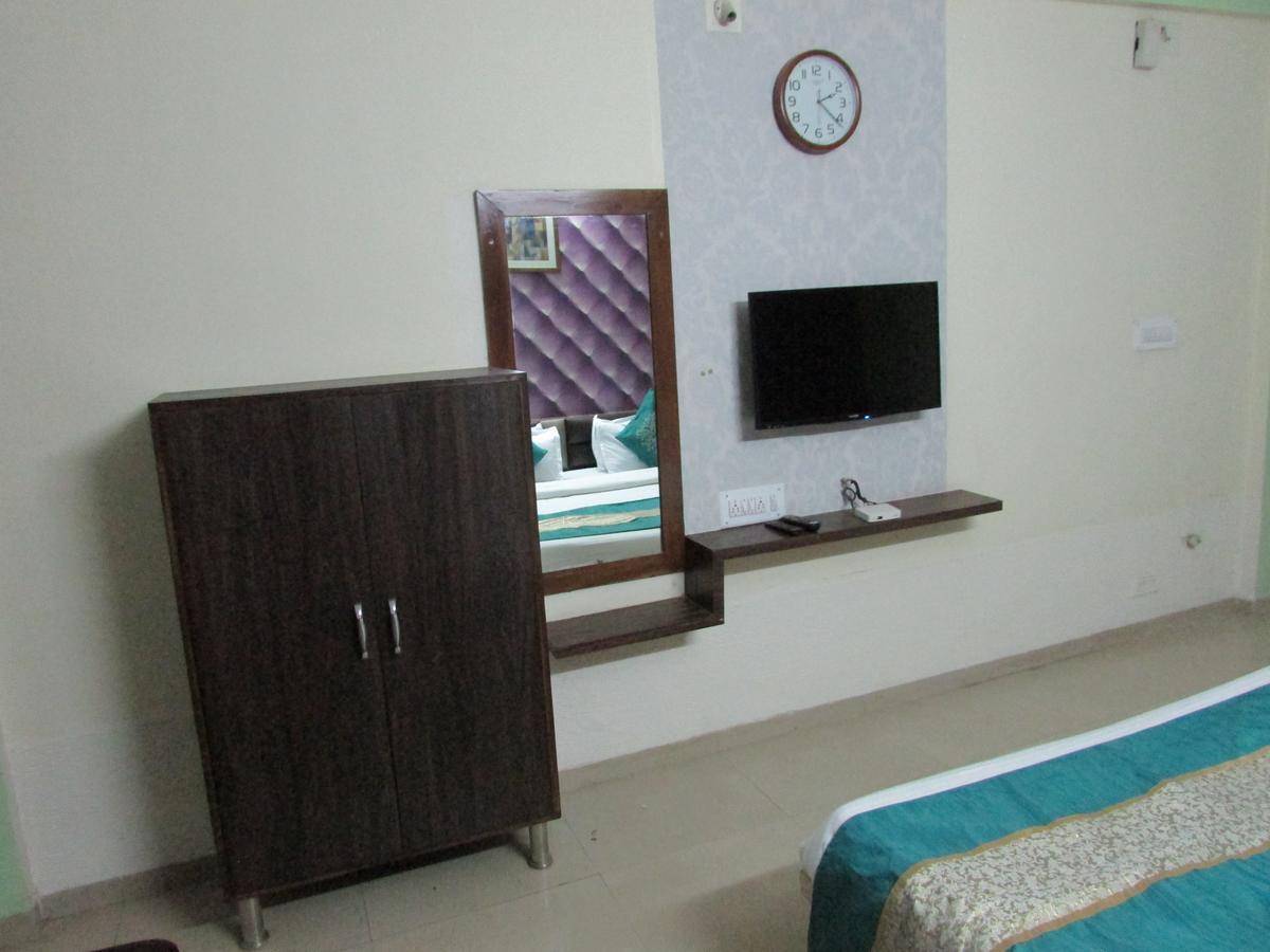 Hotel Neelkanth Residency Gandhinagar Buitenkant foto